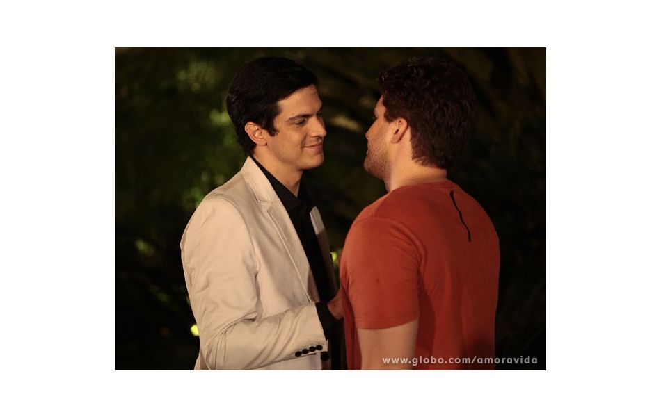 Público pede beijo gay e autor promete surpresa na última cena de Amor à Vida Purepeople