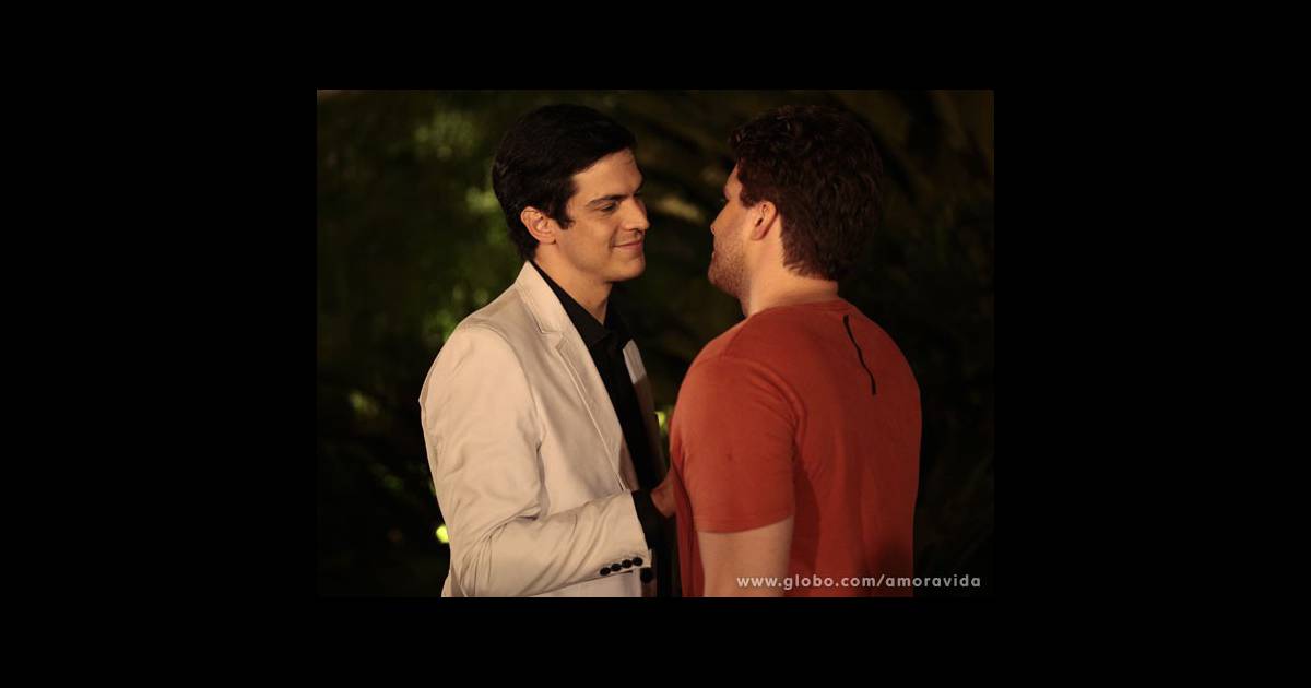 Público pede beijo gay e autor promete surpresa na última cena de Amor à Vida Purepeople