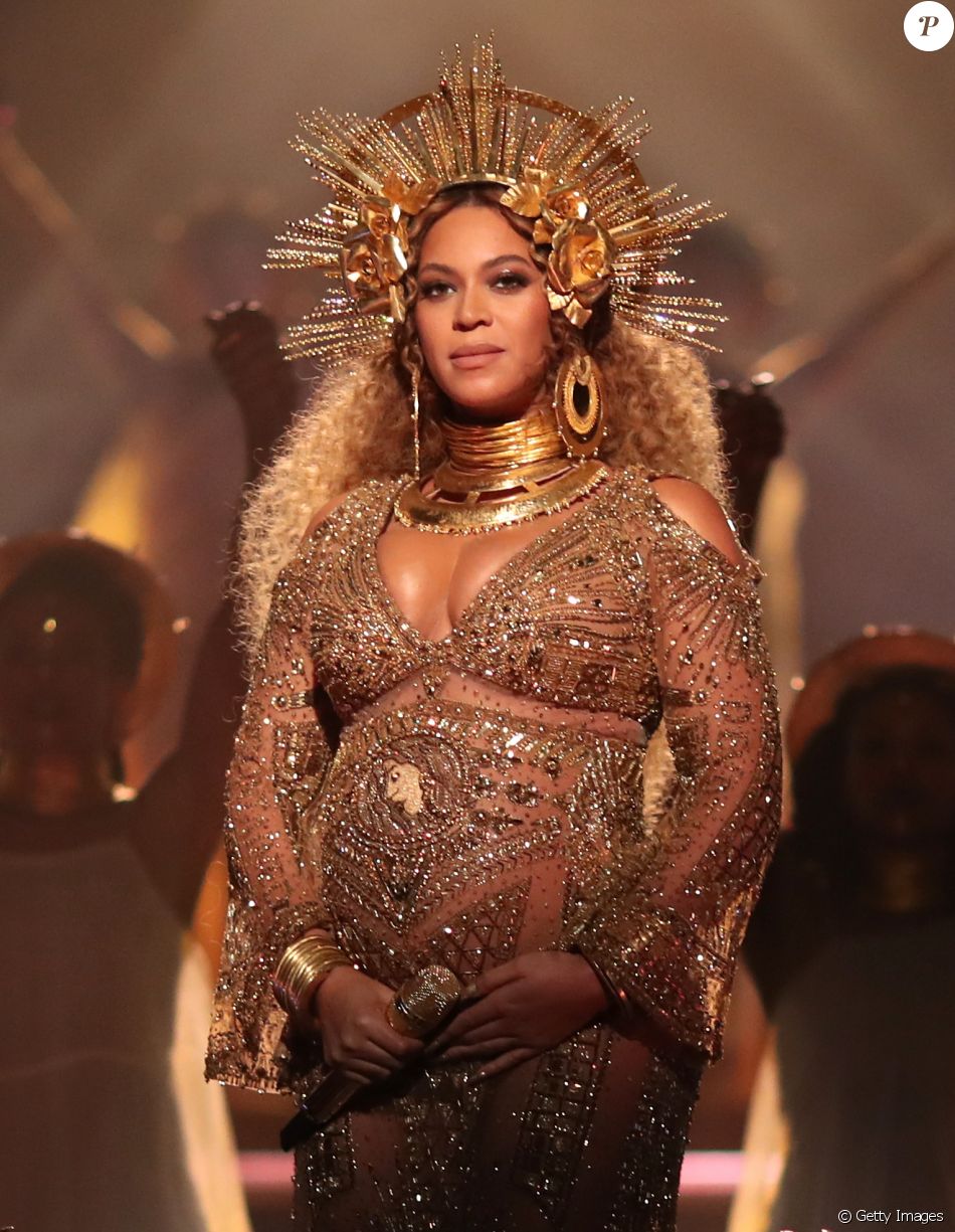 Beyoncé, grávida de gêmeos, exibe barriga durante o Grammy 2017