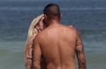 Bárbara Evans assume namoro com jogador do Corinthians em praia carioca