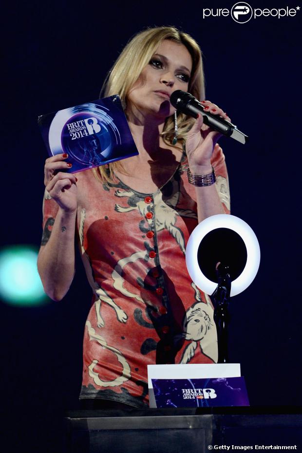 Kate Moss recebe prêmio por David Bowie no BRIT Awards 2014, realizado em Londres na noite desta quarta-feira, 19 de fevereiro de 2014