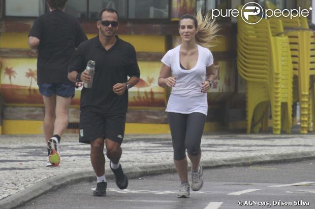 Cleo Pires corre na companhia do seu personal trainer, Salvador Lamas, na praia da Barra da Tijuca, no Rio, em 22 de janeiro de 2013