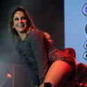 Claudia Leitte faz pose sensual e exibe a barriga sarada em show no ES