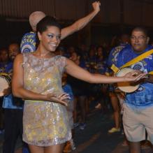 Juliana Alves samba em ensaio de rua da Unidos da Tijuca, no Rio de Janeiro