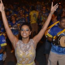 Juliana Alves se anima em ensaio de rua