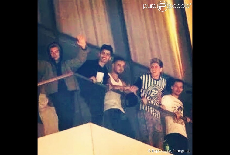 One Direction desembarcou no Rio de Janeiro, na madrugada desta quarta-feira, dia 7 de maio de 2014, para shows no Brasil