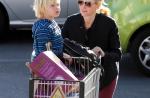 Naomi Watts, após perder SAG Awards para Jennifer Lawrence, passeia com filho