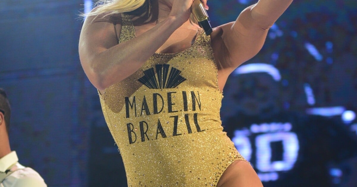 Claudia Leitte faz show só de maiô e deixa marquinha de biquíni à