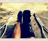 Demi Lovato posta foto da perna direita imobilizada no Twitter e reclama pelo acontecido, em fevereiro de 2013