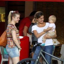 Sophie brinca com a afilhada no Rio