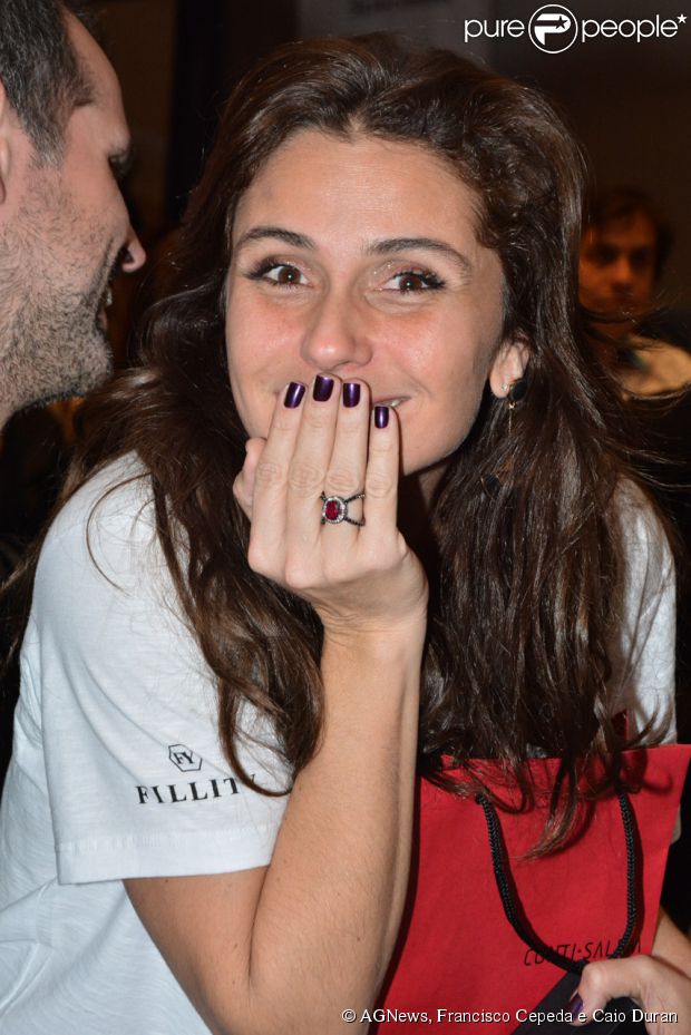 Giovanna Antonelli ganha anel de rubi no valor de R$ 5,4 mil do marido, Leonardo Nogueira, durante seu bazar beneficente