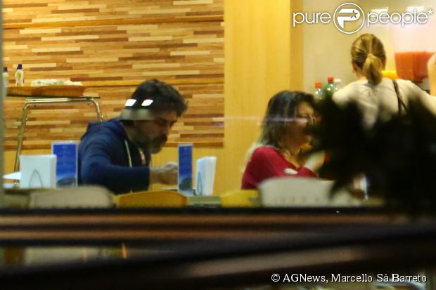 Junno Andrade vai a hospital onde mãe de Xuxa está internada e é visto jantando no local nesta terça-feira, 12 de agosto de 2014