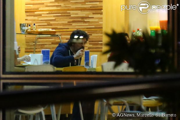 Junno Andrade vai a hospital onde mãe de Xuxa está internada e é visto jantando no local nesta terça-feira, 12 de agosto de 2014
