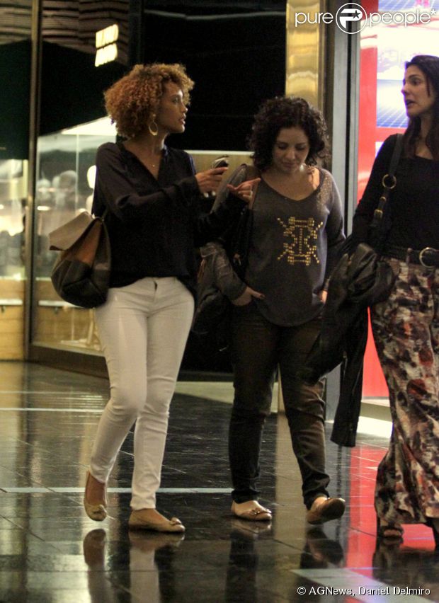 Taís Araújo passeou no shopping Fashion Mall, em São Conrado, na Zona Sul do Rio, na noite de quarta-feira, 27 de agosto de 2014