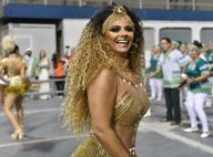 Viviane Araujo usa cabelo cacheado e look com franjas em ensaio no sambódromo