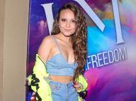 Sem Leo Cidade, Larissa Manoela leva à festa foto gigante do namorado: 'Te amo'