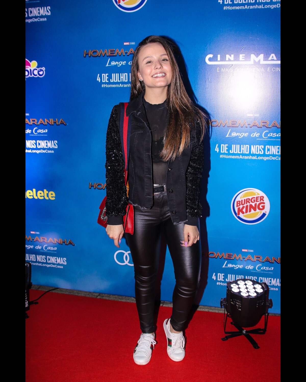 Foto Larissa Manoela apostou em look transparência e tênis Gucci