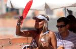 'Salve Jorge': Roberta Rodrigues alivia calor com picolé e balde de água em set