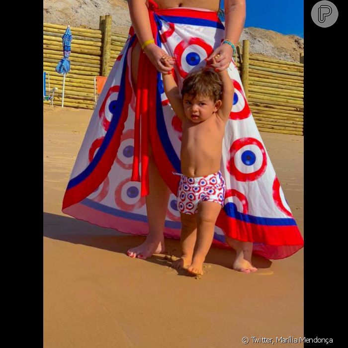 Marília Mendonça combina estampa de look filho Léo em viagem