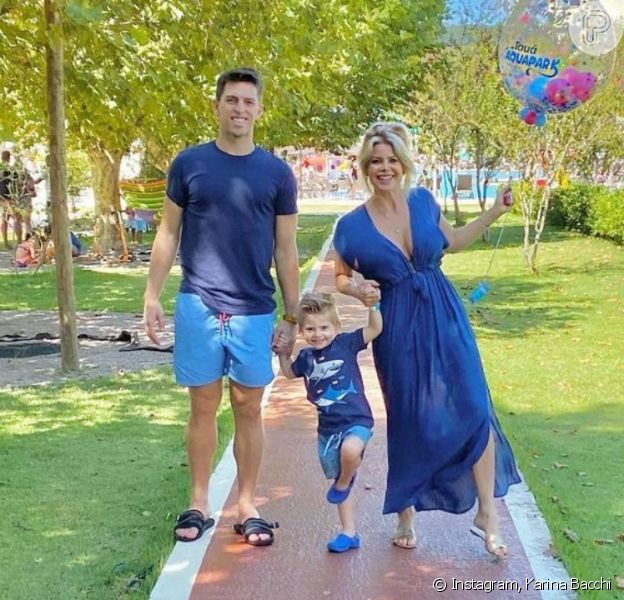 Karina Bacchi e Amaury Nunes fazem passeio o filho após crise no