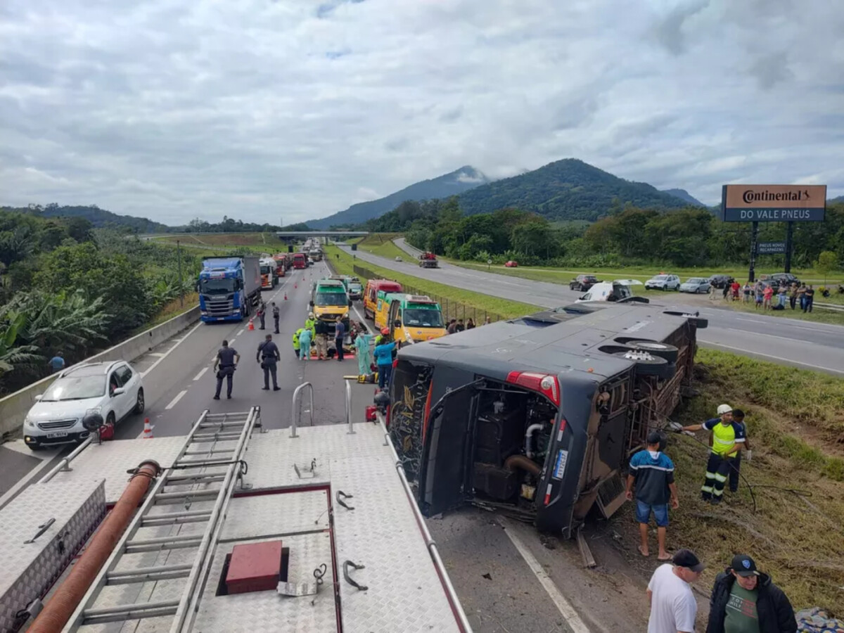 Foto O ônibus que levava a dupla sertaneja Conrado e Aleksandro a um