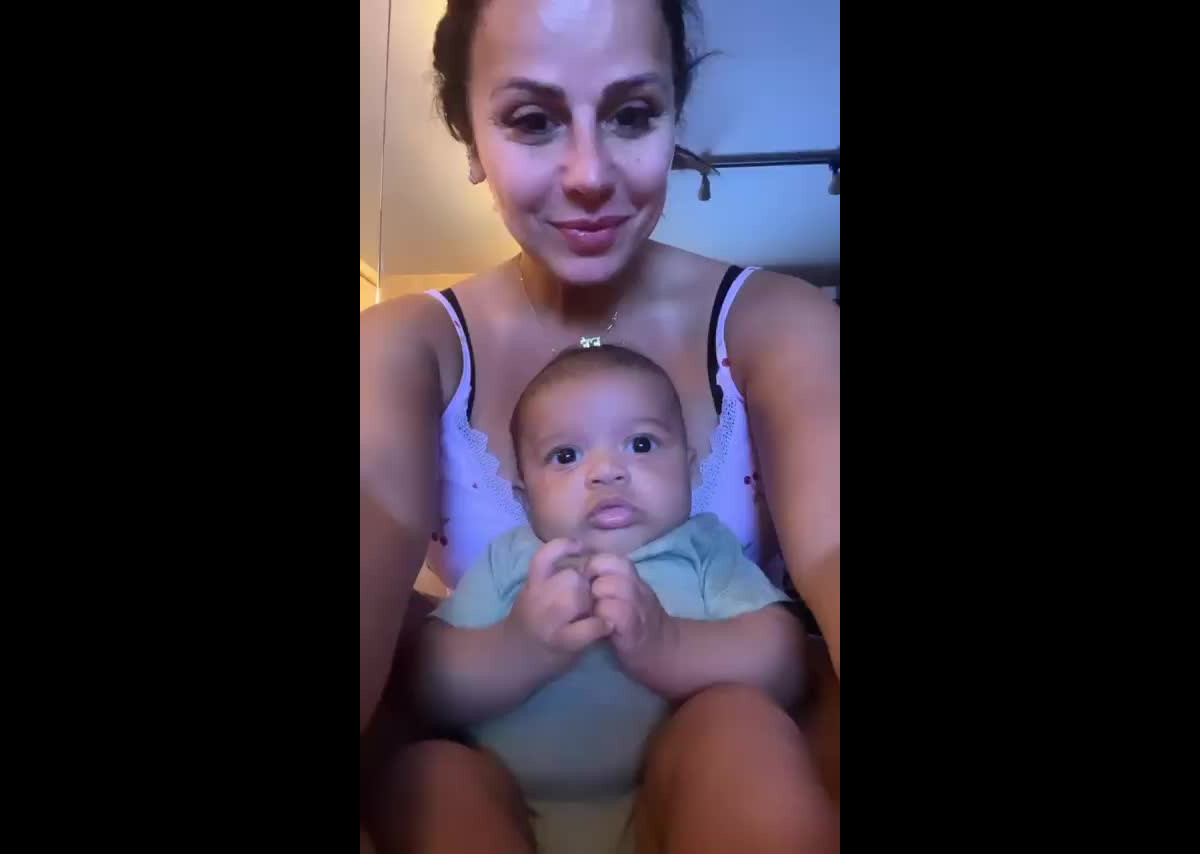 Vídeo Filho de Viviane Araujo Joaquim assiste à TV a mãe