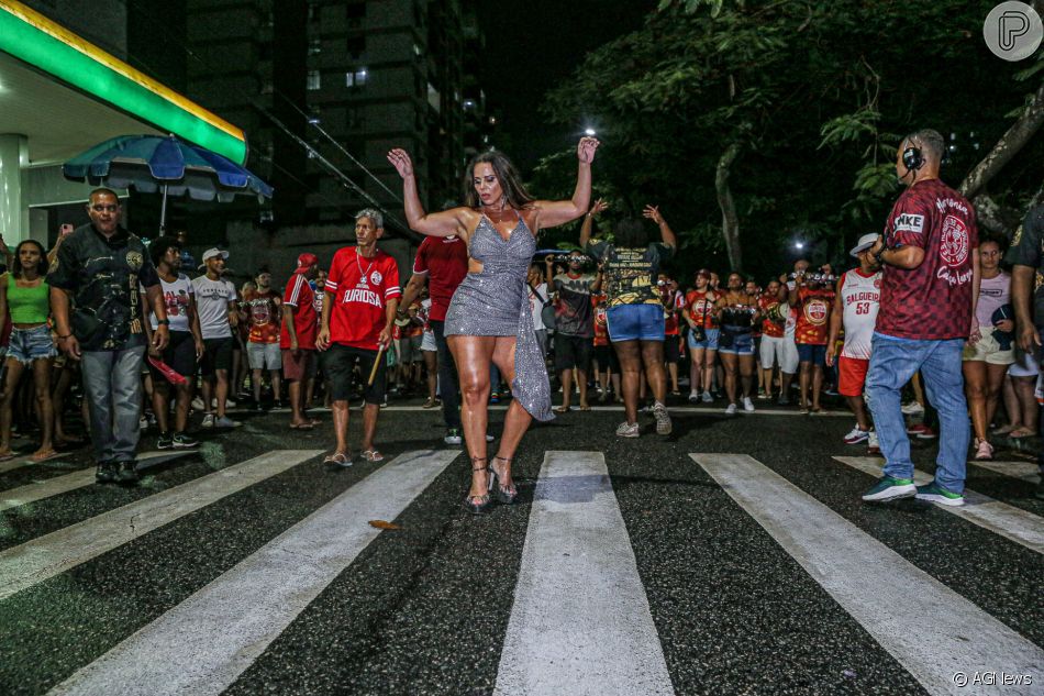 Carnaval Viviane Ara Jo Usa Vestido Curto Para Ensaio De Rua