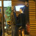 Alinne Moraes troca beijos com o namorado em restaurante japonês no Rio