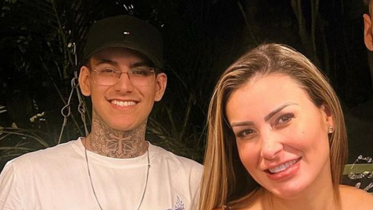 Foto Andressa Urach conta a ajuda do filho para gravar conteúdos