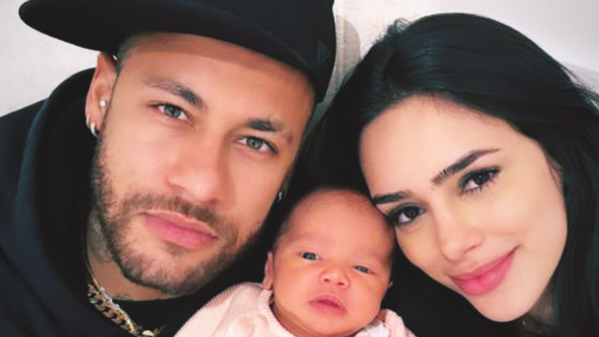 Foto Neymar tem uma filha recém nascida Mavie completa um mês na