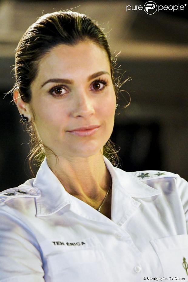 Salve Jorje Érica (Flávia Alessandra) perde as estribeiras com provocação de Lívia (Claudia Raia) e faz escândalo em restaurante, em 'Salve Jorge', em 15 de abril de 2013