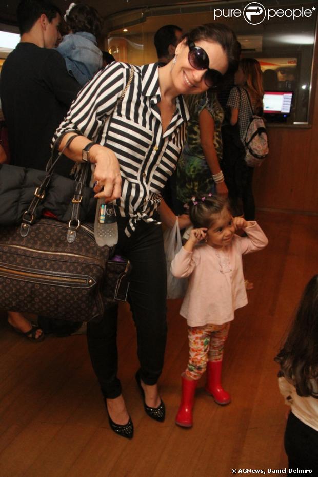 Giovanna Antonelli leva suas filhas gêmeas, Antonia e Sofia, de 2 anos, para assistir à peça 'Chapeuzinho Vermelho' no shopping Fashion Mall, em São Conrado, na Zona Sul do Rio de Janeiro, em 14 de abril de 2013