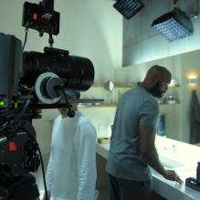 Anderson Silva posa no set de gravação de comercial de barbeador