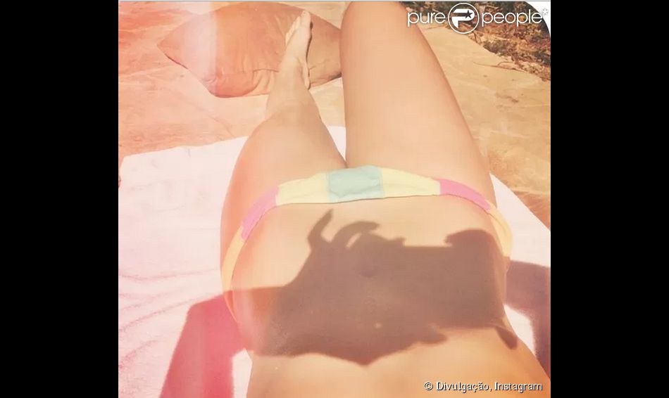 Cantora Demi Lovato divulga selfie do seu próprio corpo em Instagram e diz que "é possível gostar de si mesmo do jeito que é". A imagem foi postada nesta sexta-feira, 27 de fevereiro de 2015.