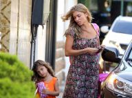 Com look florido, Grazi Massafera busca a filha, Sofia, na escola