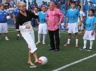 Xuxa joga bola durante inauguração de escola de futebol em parceria com Zico
