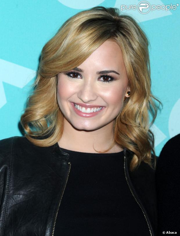 Demi Lovato assina contrato contra suicídio, em 7 de junho de 2013