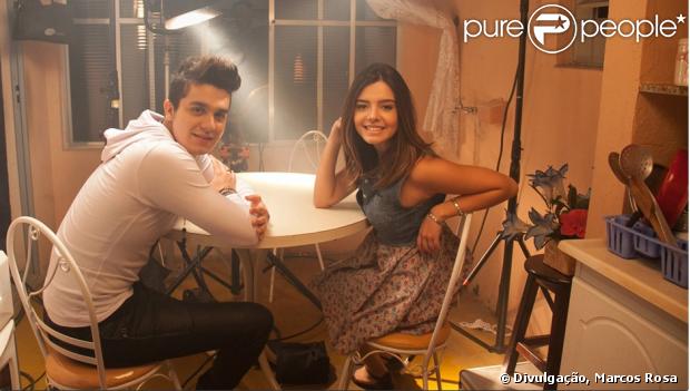 Luan Santana e Giovanna Lancellotti posam nos bastidores do clipe 'Te Esperando', em 24 de junho de 2013