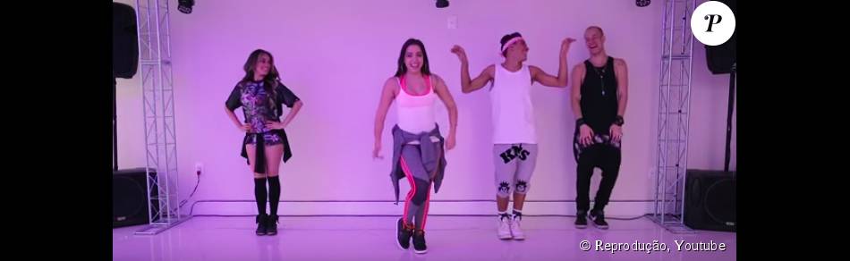 Anitta erra a coreografia da música enquanto ensina para os fãs e ri da própria gafe. 'A maluca que erra coreografia', brinca a cantora