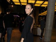 Paolla Oliveira usa vestido longo com decote nas costas em estreia de musical