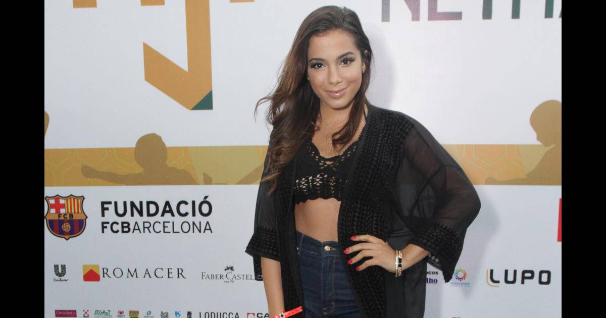 Anitta combinou o top cropped de crochê preto calça hot pants e quimono tranparente Purepeople
