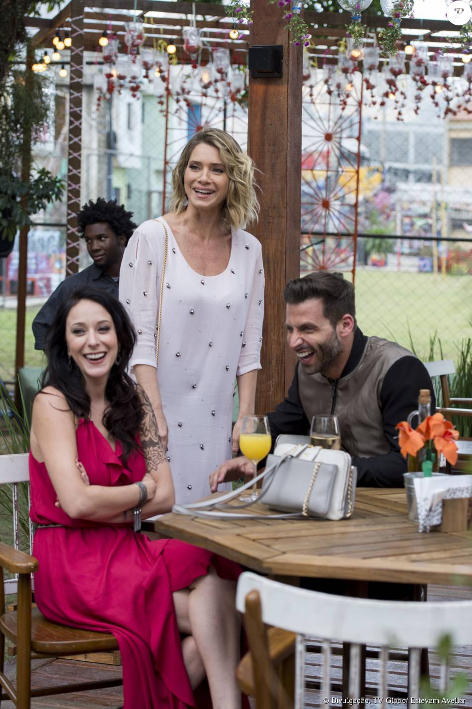 Caroline Abras, Leticia Spiller e Henri Castelli se divertem nos bastidores de gravação da novela 'I Love Paraisópolis'