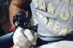 Claudia Leitte não esconde dor ao fazer tatuagem no pé acompanhada do filho Davi