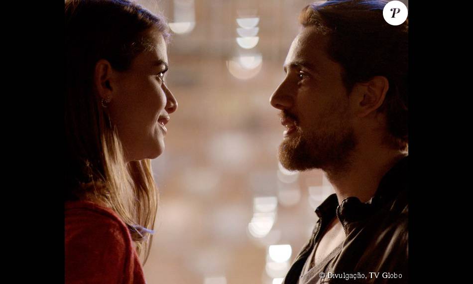 Felipe (Rafael Cardoso) e Lívia (Alinne Moraes) trocam declarações de amor, na novela 'Além do Tempo'