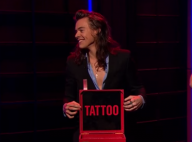 Harry Styles, do One Direction, tatua nome de programa no braço, ao vivo. Foto!