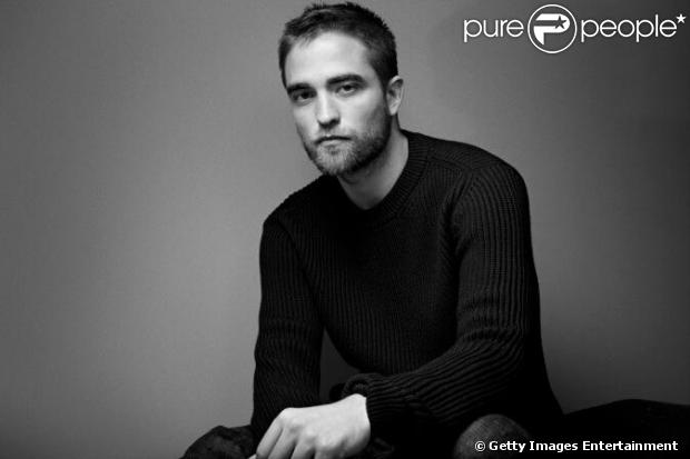 Robert Pattinson está namorando morena. Segundo o site 'Radar Online', ator apresentou a mulher em uma festa no sábado, dia 21 de setembro de 2013, como sua parceira