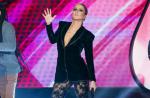Claudia Leitte adere decote profundo no 'The Voice'. Veja quem segue a moda