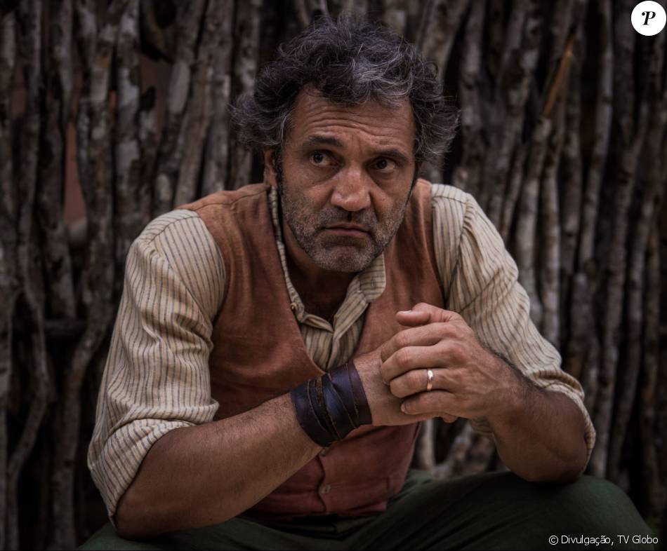Em 'Velho Chico', Santo (Domingos Montagner) descobre que Edenílson (Flávio Rocha) está traindo a cooperativa e vendendo a colheita para Afrânio (Antonio Fagundes)