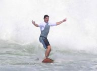 Klebber Toledo mostra boa forma e habilidade em dia de surfe no Rio