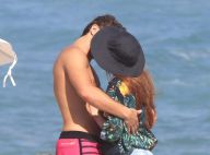 Marina Ruy Barbosa namora Klebber Toledo e exibe o corpo esbelto em praia no RJ